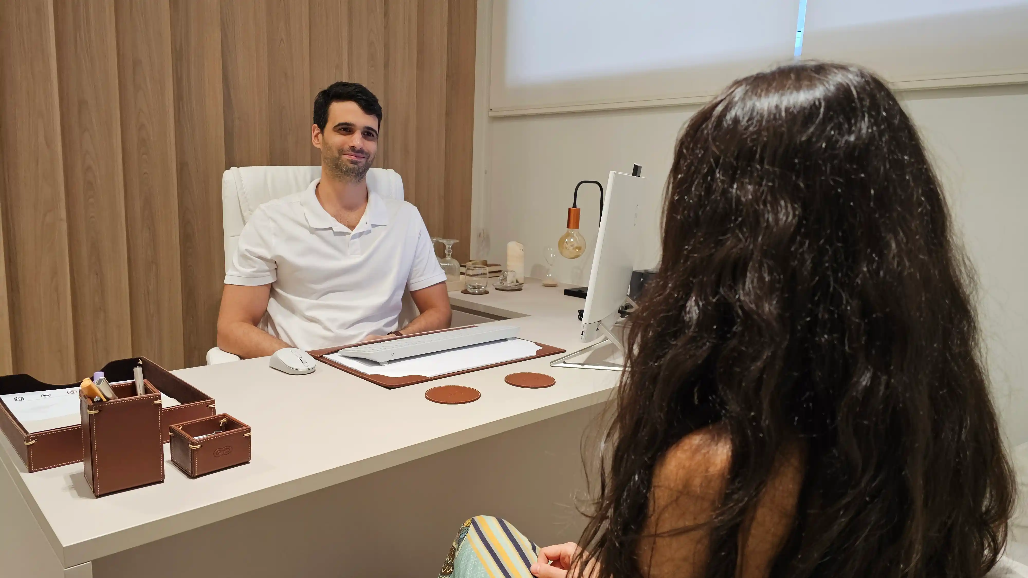 Dr. Kauê em consulta